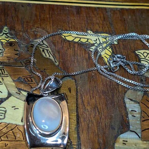 Lot of 925 Silver & Mother of Pearl Pendant Necklace 18" & pearl ring size 5.25 - Picture 7 of 9